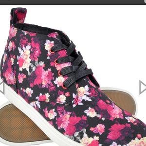 Black Scale Canavas Boots